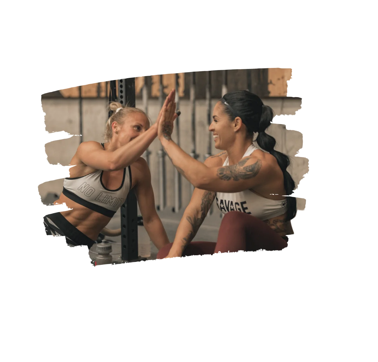Deux femmes qui se tapent dans la main après une séance au gym
