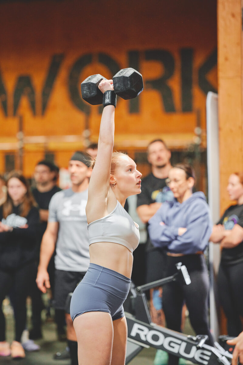 Dumbbell snatch — force et puissance