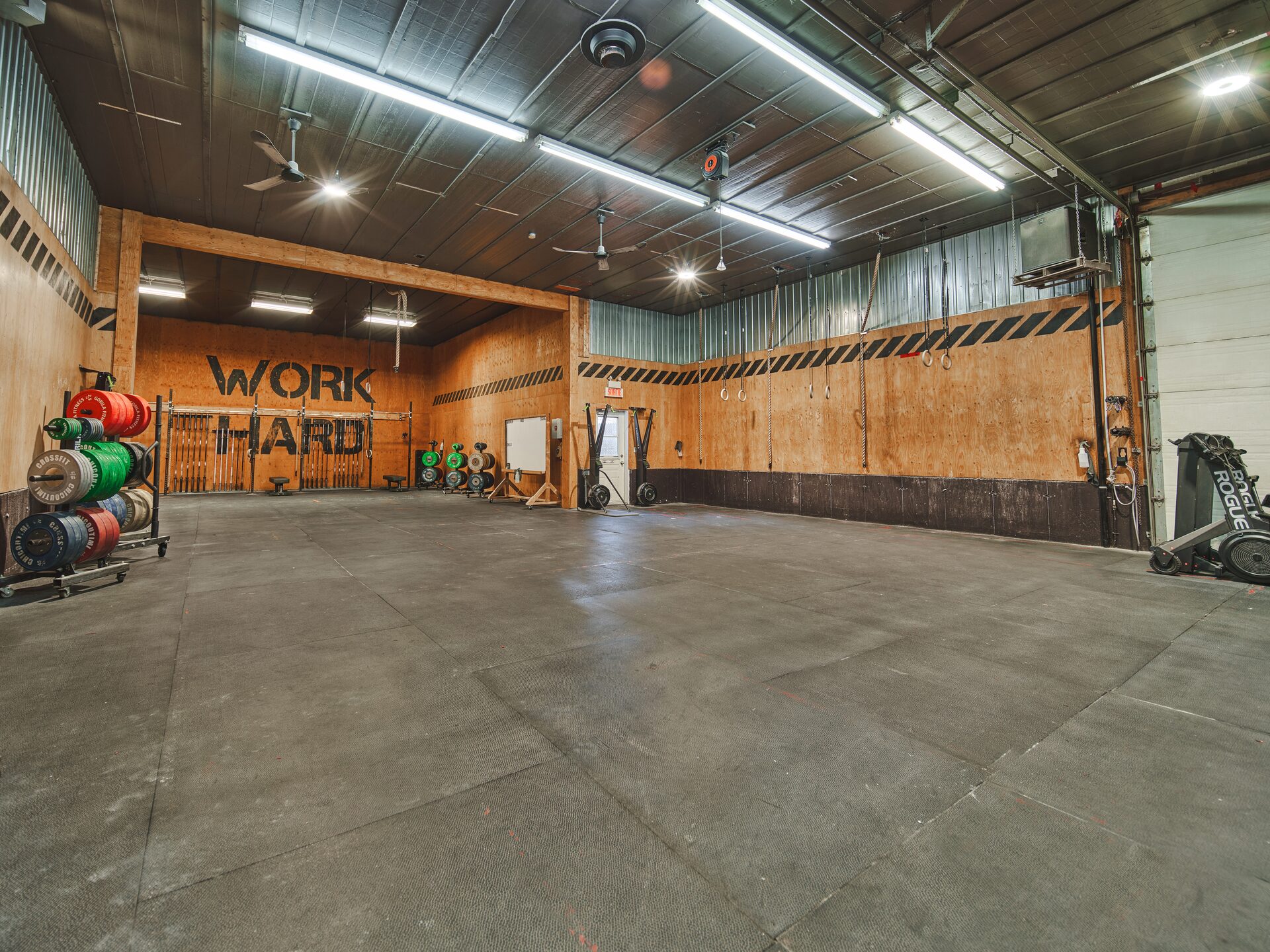 Salle d'entraînement — vue large