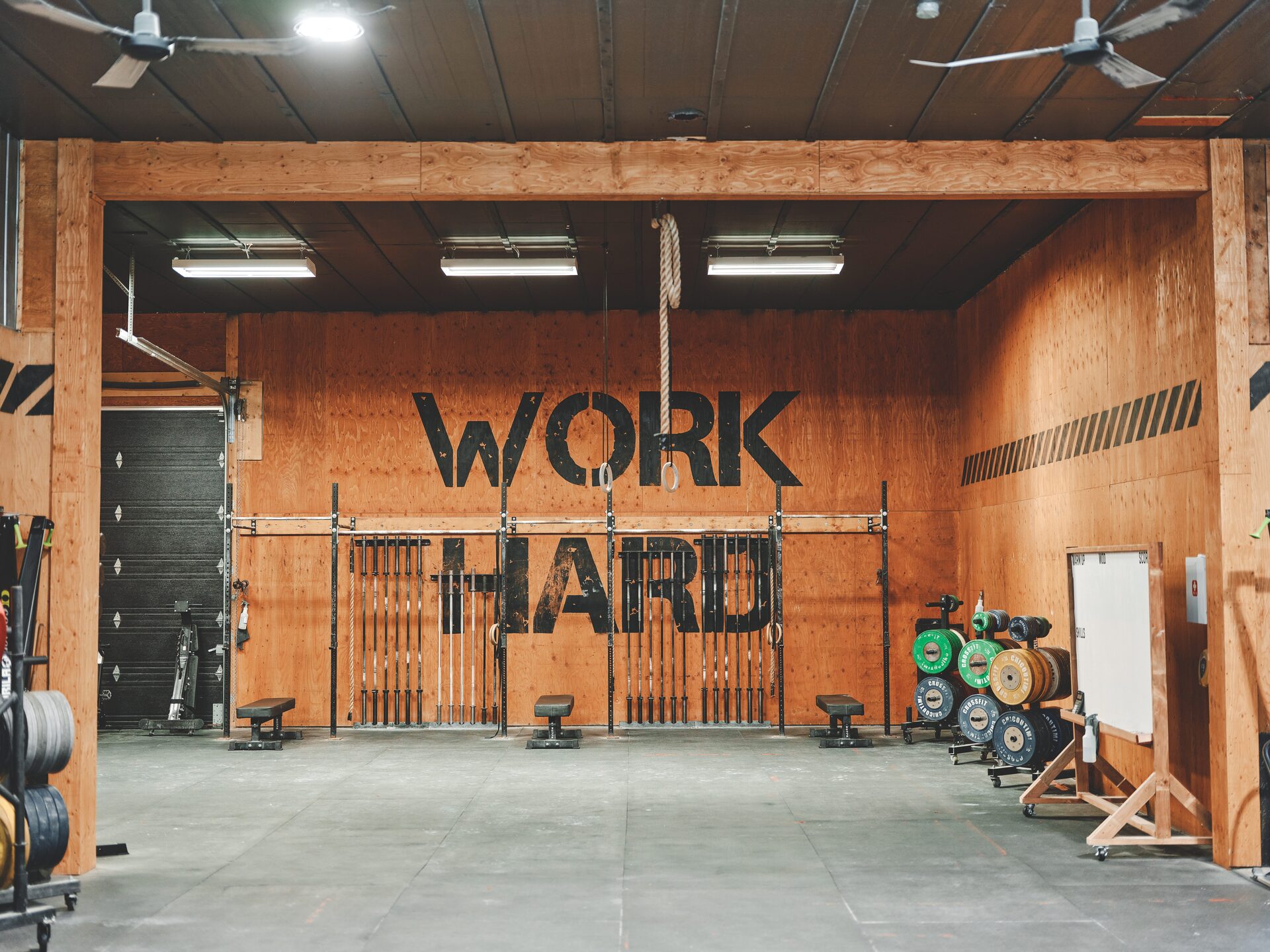 Work Hard — vue frontale
